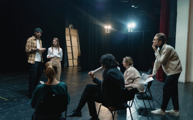 Führung im Übergang: Was Theaterproben über Teamdynamik verraten